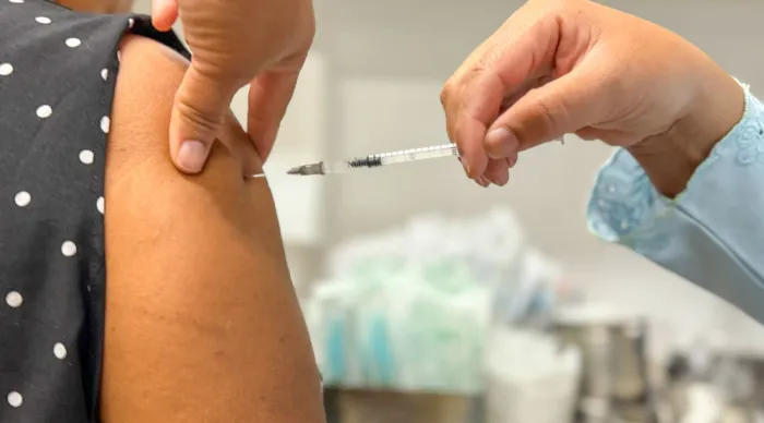 Ipesaúde reforça importância da imunização e amplia acesso da população a vacinas
