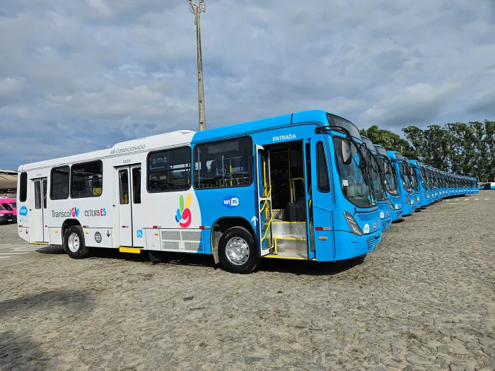 Governo entrega novos ônibus climatizados para o Transcol e testa modelo movido a gás e biometano