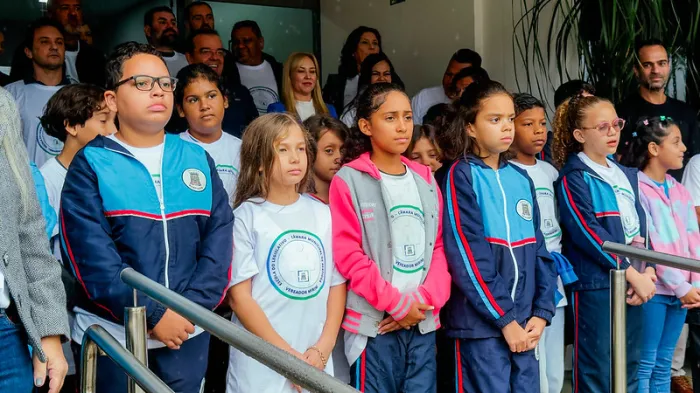 Vereadores Mirins de Bertioga realizam visita ao Gabinete do Prefeito e ao Centro de Monitoramento da segurança 