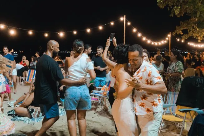 Praia do Arrastão recebe Luau com muito forró e clima junino neste sábado