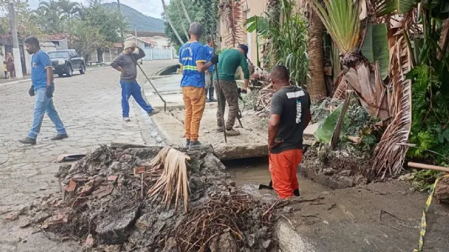 Prefeitura realiza operação de limpeza de galerias no bairro Porto Grande