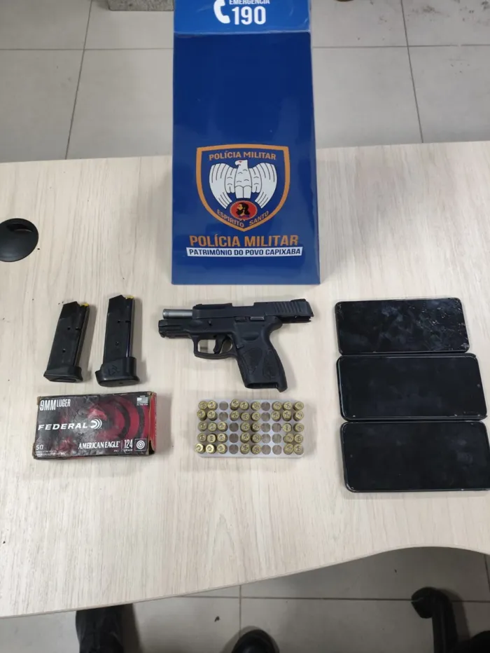 Operação da PM em Cariacica resulta na apreensão de arma e cumprimento de mandado