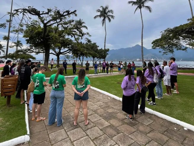 Rua da Praia recebe plantio de mudas de árvores nativas