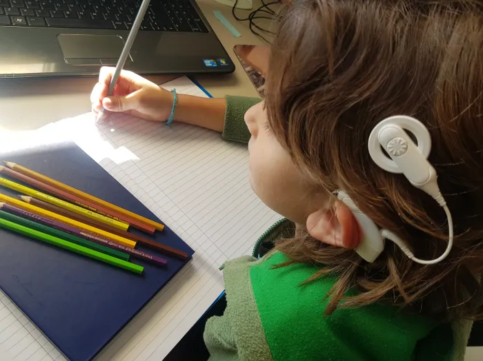 Publicação da Fundação Catarinense de Educação Especial orienta escolas sobre implante de dispositivo auditivo
