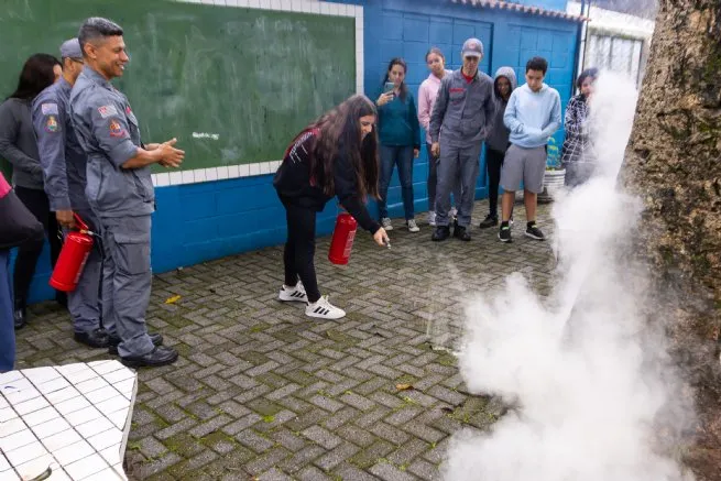 Alunos da EM Antonio Luiz Monteiro participam de formação sobre combate a incêndio com o Corpo de Bombeiros