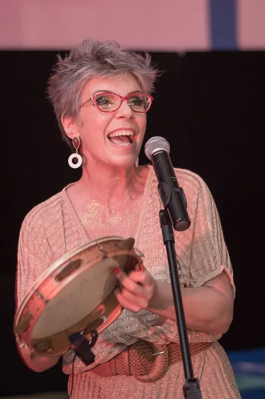 Multiartista assume aulas de percussão nos polos culturais de Bertioga