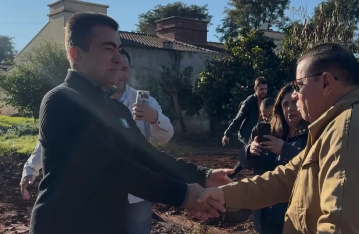 Pedro Pepa acompanha obra de pavimentação asfáltica no Jardim das Primaveras