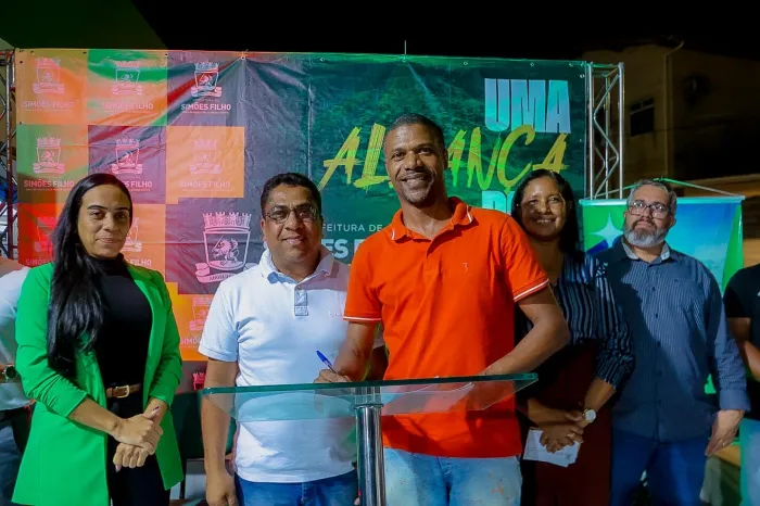 Simões Filho celebra assinatura de contratos da Política Nacional Aldir Blanc (PNAB) com artistas e fazedores de cultura