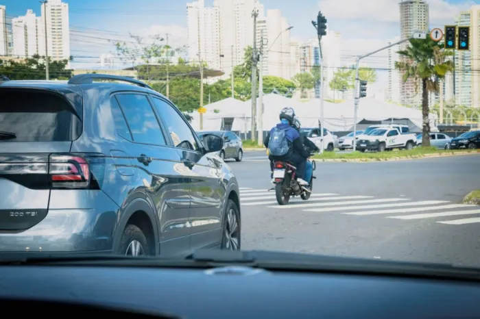 Emissão do boleto ou Documento Único de Arrecadação deve ser feita pelo dono do veículo no Portal Expresso ou no site do Detran-GO. Também é possível utilizar o aplicativo Detran GO ON ou buscar atendimento em unidades do Vapt Vupt (Foto: Denis Marlon)