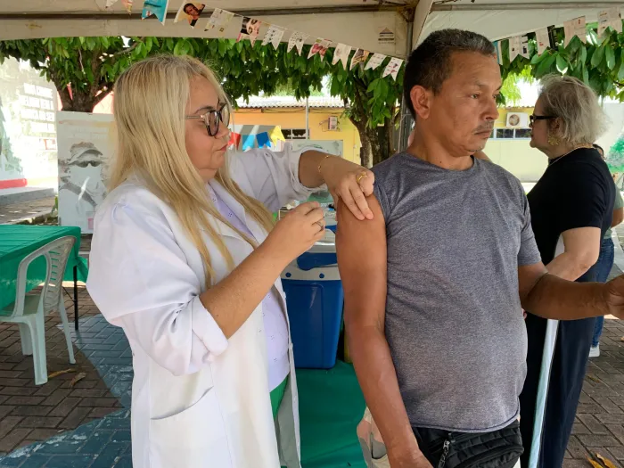 Emlur realiza ‘Dia D’ de vacinação com agentes de limpeza e servidores administrativos