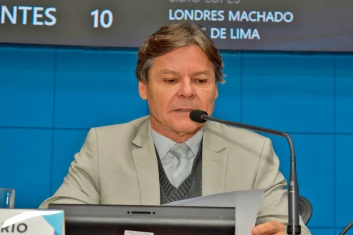 Buracos, poeira e falta de sinalização dificultam a vida de moradores do Riviera Park