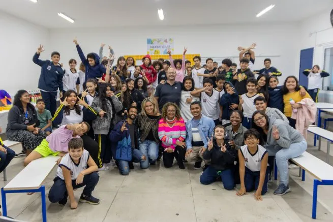 Alunos do 6º ano da EM Henrique Botelho participam de roda de conversa sobre jornalismo com profissionais da comunicação