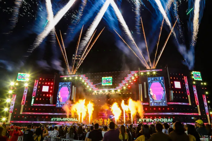 Com pedido de casamento e show histórico de Calcinha Preta, Dia dos Namorados reúne multidão no Pátio de Eventos Luiz Lua Gonzaga