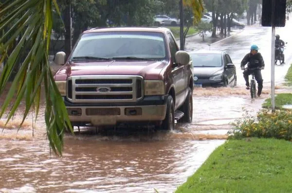 Sistema de drenagem pluvial das principais avenidas de Sorriso é questionado por vereadora