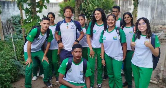 Estudantes da rede estadual transformam horta escolar em exemplo de sustentabilidade e aprendizado em Valença
