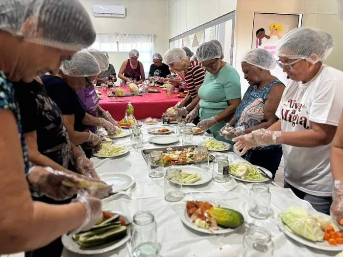 Prefeitura promove à idosos do CRAS Palmeiras oficina de conserva de alimentos saudáveis
