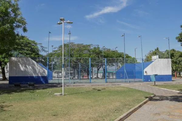 Vereador solicita revitalização da quadra de padel da praça Antenor Babinot