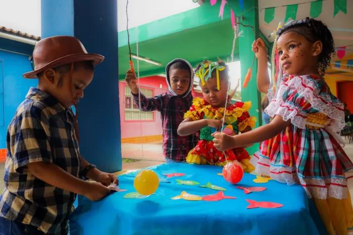 Candeias: Arraiá nas Escolas anima a criançada e celebra a cultura nordestina