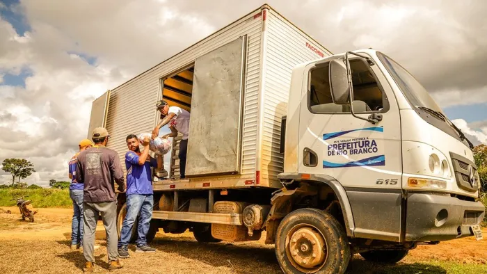 Famílias afetadas por desastres naturais na comunidade Barro Alto recebem cestas básicas da Prefeitura de Rio Branco