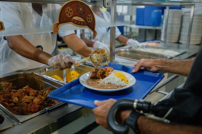 Frango caipira e vaca atolada foram servidos no cardápio junino do Restaurante Popular