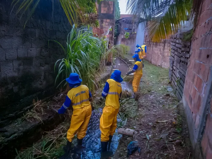 Prefeitura realiza ação preventiva de limpeza de canal em vias do município