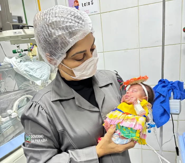 Maternidade de Patos realiza ensaio fotográfico junino com recém-nascidos