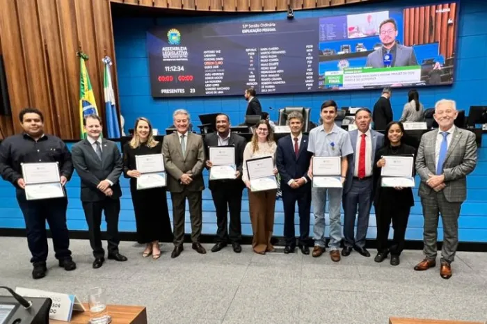 Deputado Hashioka e presidente Gerson entregam congratulação a IFMS de Nova Andradina