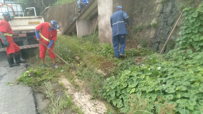 Seinfra executa manutenção na rede de drenagem, de iluminação pública e Operação Tapa-Buraco em 40 bairros