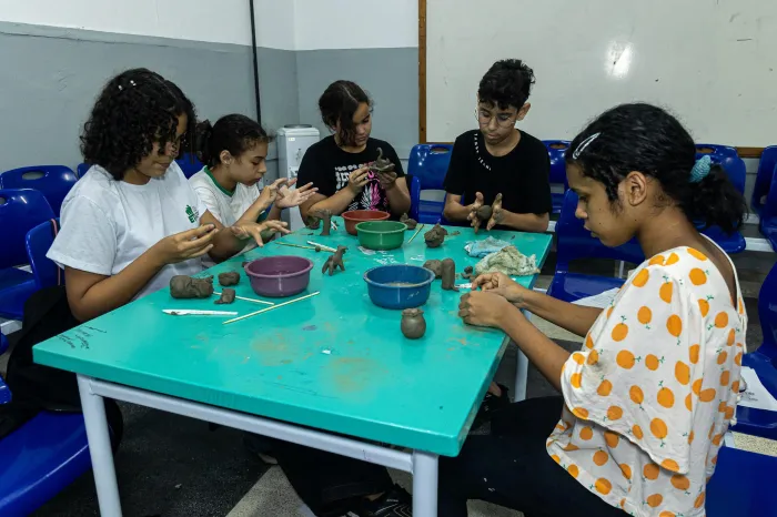 Projeto “Modelando o amanhã” reuniu mais de 30 adolescentes em oficina com artesãs de Caruaru