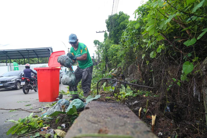 Governo realiza mutirão de limpeza e mobiliza comunidade no bairro da Liberdade