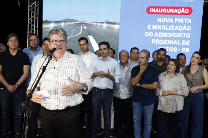 João Azevêdo e ministro Silvio Costa Filho entregam pista de aeroporto e destacam importância do equipamento para desenvolvimento de Patos