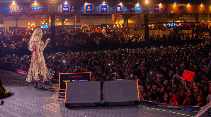 Arraiá do Povo reúne mais de 23 mil pessoas em noite que celebra potência de vozes femininas na música