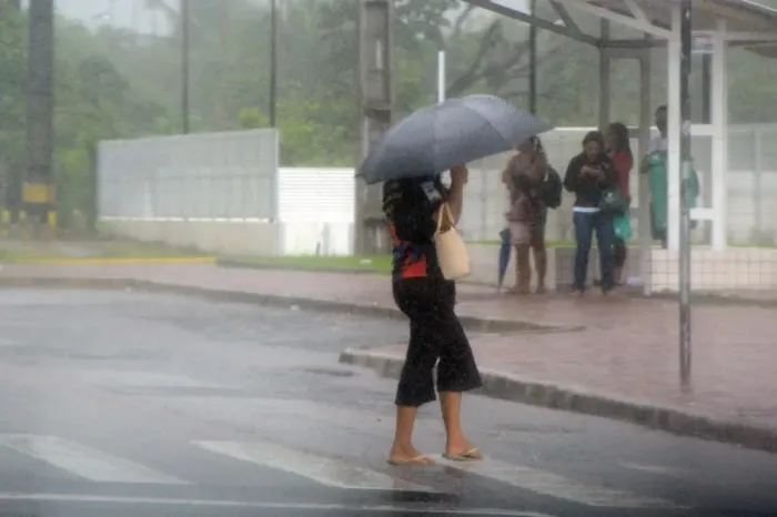 Inmet renova alerta amarelo e Defesa Civil intensifica monitoramento das áreas de risco