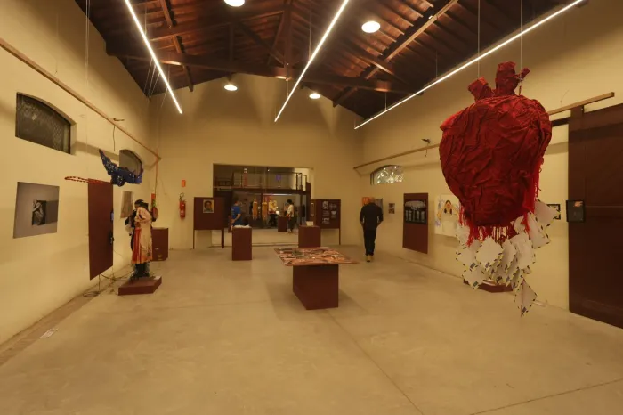 Visitantes da Estação Ferroviária ficam encantados com a Exposição ‘Estados da Arte: Uma Cartografia da Diversidade’