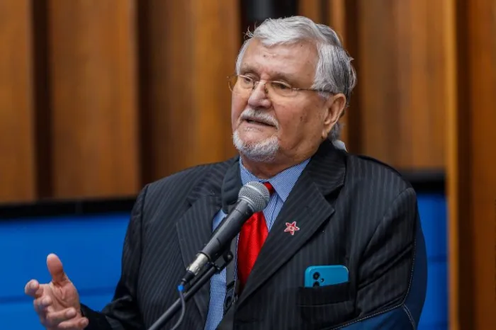 Zeca apresenta moção de congratulação a estudantes de Selvíria por medalha na OLITEF