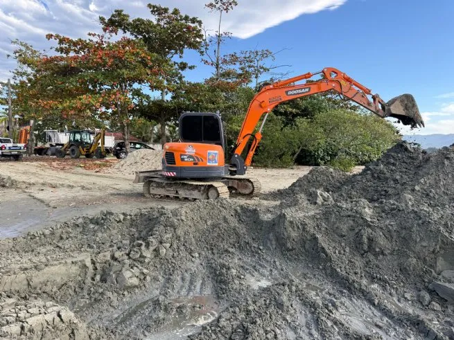 Prefeitura de São Sebastião realiza força-tarefa preventiva com limpeza de rios e córregos na Costa Norte