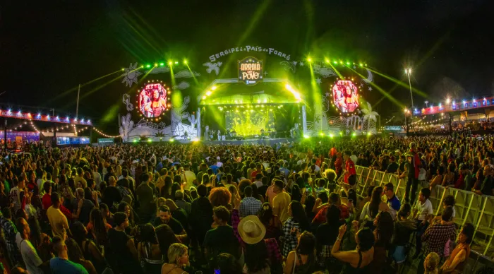 Arraiá do Povo reúne milhares de forrozeiros com shows na antevéspera de São João