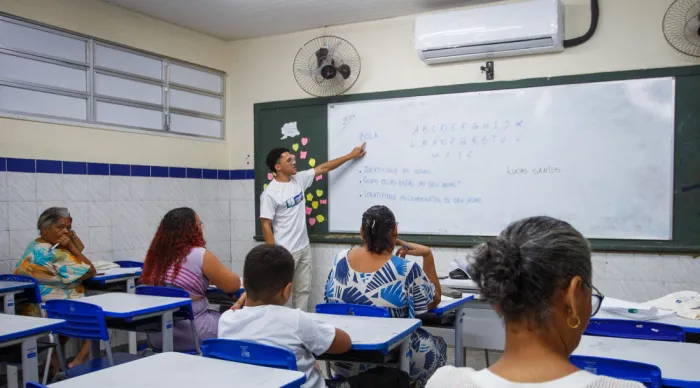 Governo de Sergipe prepara matrículas para Educação de Jovens e Adultos no segundo semestre de 2025
