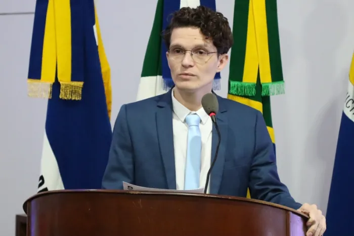 Franklin Schmalz (PT) quer saber o motivo de terem sido firmados dois contratos da Prefeitura com a mesma empresa (Foto: Valdenir Rodrigues/CMD)
