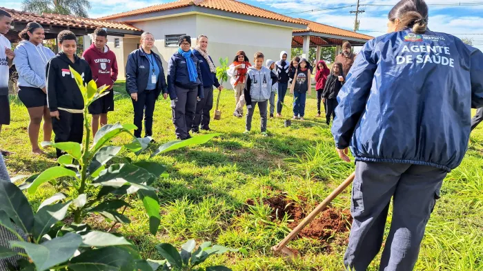 Crianças aprendem sobre meio ambiente em ação com UBS do bairro