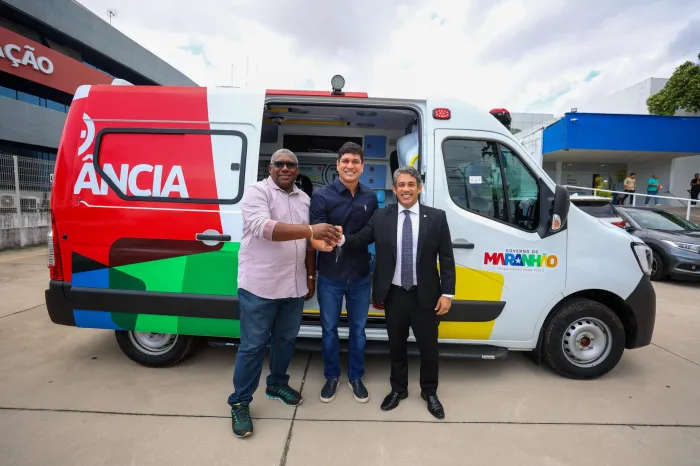 Deputado Osmar Filho e o secretário de estado da Saúde, Tiago Fernandes, entregam a ambulância ao prefeito de Olinda Nova do Maranhão, Valdenir Diniz