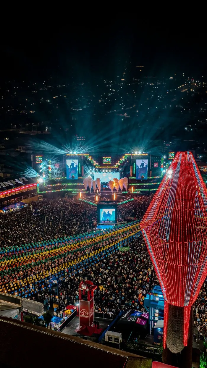 Mesmo com a tradição das fogueiras em casa, véspera de São João tem momento de fé e reúne multidão no Pátio de Eventos