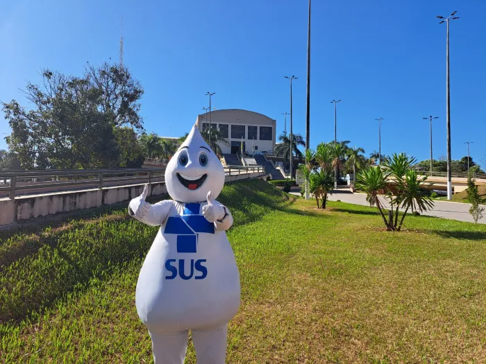 Milhares de turistas devem se descolar para Romaria de Trindade, Temporada do Araguaia e destinos como Pirenópolis e Caldas Novas: Zé Gotinha alerta a todos para a importância da vacinação (Foto: SES/GO)
