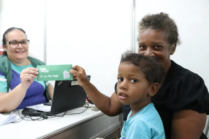 Agehab faz entrega de 22 cartões do Aluguel Social em Goianésia (Fotos: Edgard Soares e Octacílio Queiroz)