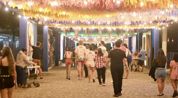 Público e artistas celebram São João com tradição e clima acolhedor na Vila do Forró