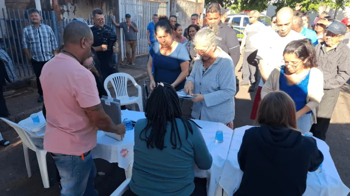 Moradores do São José Operário recebem matrículas dos imóveis