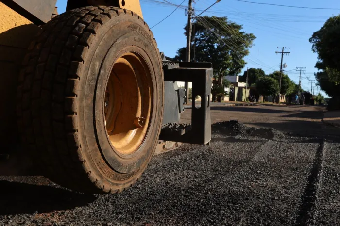 Prefeitura mantém operação tapa-buracos em várias regiões de Dourados