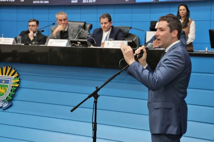 Superação: Deputado homenageia servidora que acordou de coma e voltou a andar