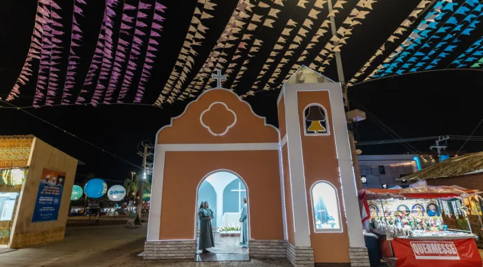 Capela cenográfica da Vila do Forró reforça tradições juninas ligadas à religiosidade