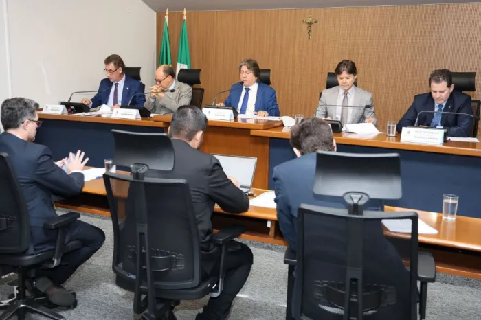 Instalação de elevadores em novos edifícios para transporte de macas passa na CCJR